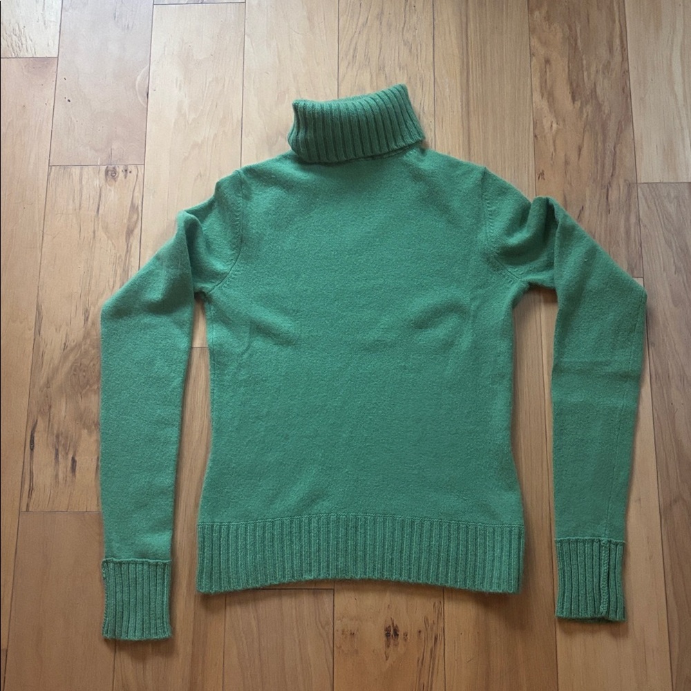 Lord and Taylor 2ply Cashmere turtleneck. Light green size Medium.